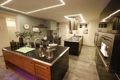 Luxury Villa, 4 Bedrooms, Mountain View | Private kitchen | Fridge, microwave, oven, stovetop