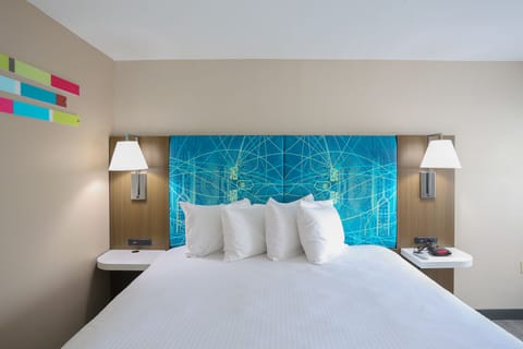 Room, 1 King Bed, Refrigerator & Microwave | Desk, iron/ironing board, free WiFi, bed sheets