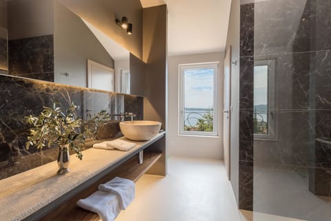 Comfort Double Room, Sea View (John Cabot) | Bathroom | Shower, free toiletries, hair dryer, towels