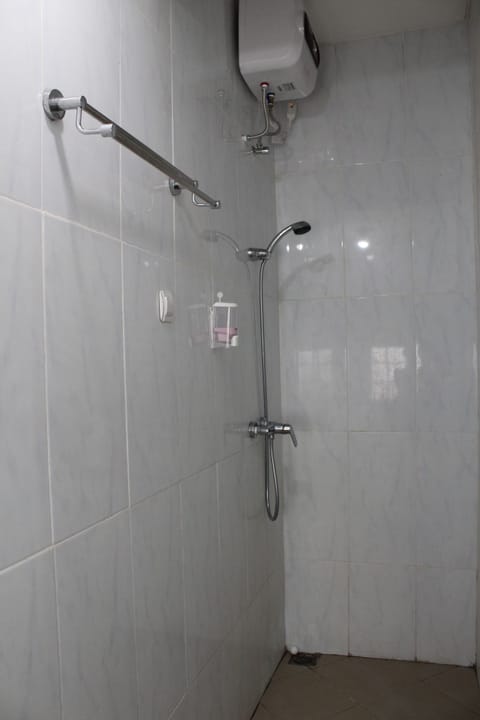 Basic Room, 1 Bedroom | Bathroom shower