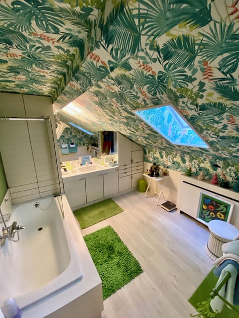 Classic Double Attic Room - 3rd Floor | Bathroom | Free toiletries, hair dryer, towels