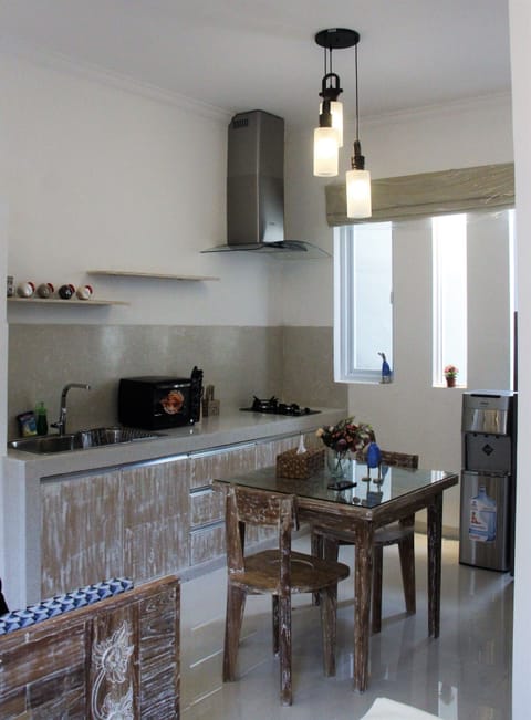 Basic Apartment | Private kitchenette | Fridge, microwave, oven, stovetop