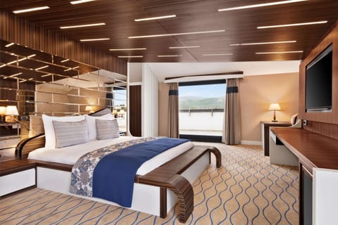 Hypo-allergenic bedding, minibar, in-room safe, desk