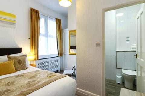 Double Room | Egyptian cotton sheets, premium bedding, iron/ironing board, free WiFi