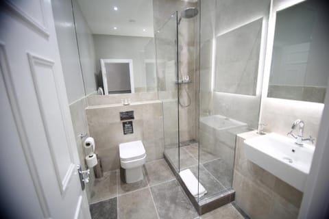 Suite | Bathroom | Combined shower/tub, free toiletries, hair dryer, towels