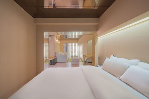 Suite | Down comforters, free WiFi