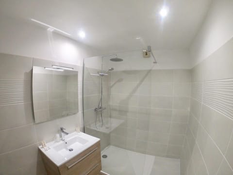 Deep soaking tub, free toiletries, hair dryer, towels