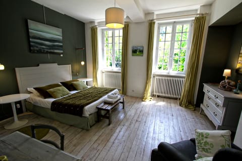 Tilleul | Premium bedding, desk, blackout drapes, soundproofing