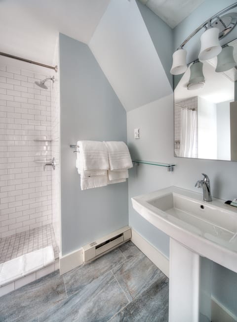 Deluxe Room, 1 King Bed, Ensuite (5) | Bathroom | Designer toiletries, hair dryer, towels, soap