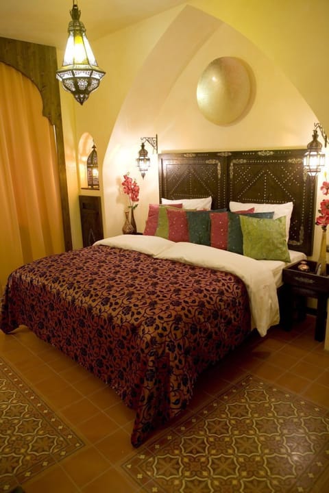 Standard Double Room | Hypo-allergenic bedding, pillowtop beds, minibar, in-room safe