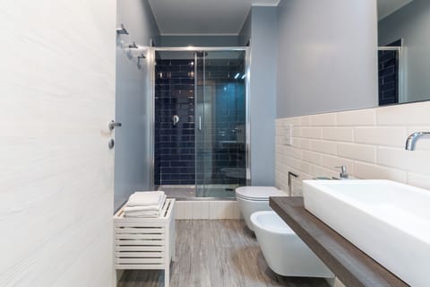 Deluxe Double Room, Balcony | Bathroom | Shower, free toiletries, hair dryer, bidet