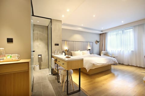 Design Studio, Balcony, Courtyard View | Premium bedding, down comforters, pillowtop beds, minibar