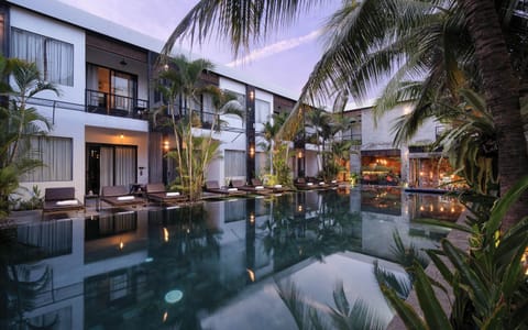 Outdoor pool, pool umbrellas, sun loungers
