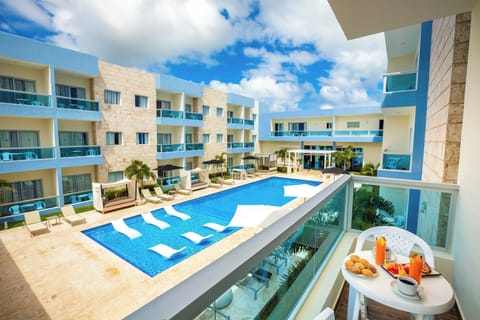 Apartment with pool view | In-room safe, desk, soundproofing, cribs (free)