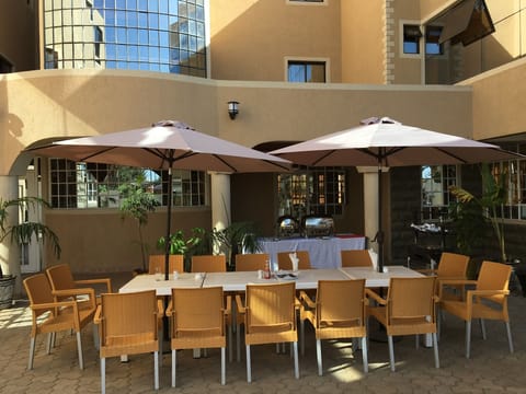 2 restaurants; breakfast, lunch, and dinner served