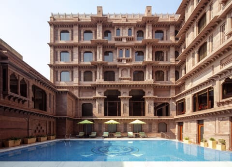 Indoor pool, sun loungers