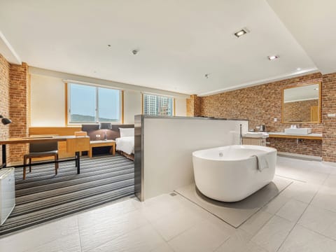 Deluxe Suite | Desk, laptop workspace, soundproofing, free WiFi