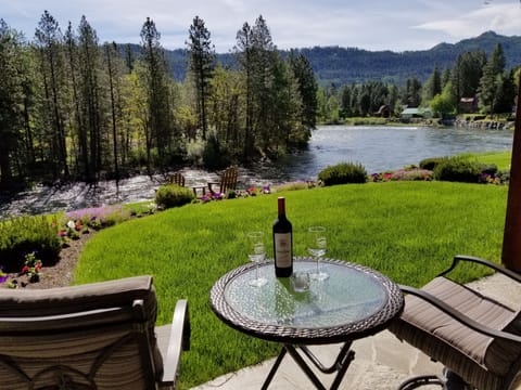 Luxury Room, 1 Queen Bed, Private Bathroom, River View (Black Bear Suite) | Water view
