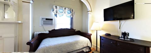 Room, Private Bathroom (Queen Room) | Individually decorated, iron/ironing board
