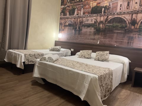 Triple Room, Ensuite | Desk, free WiFi