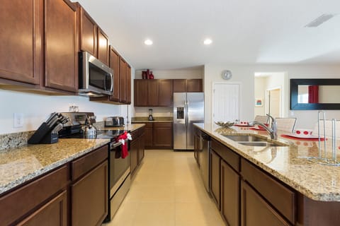 02_High_End_Kitchen_0821.jpg