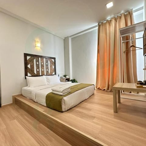 Deluxe Double Room, Balcony | Desk, iron/ironing board, WiFi (free), bed sheets