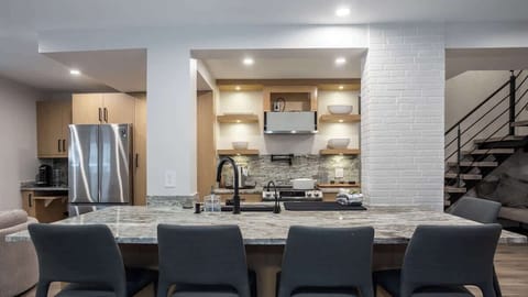 Fully equipped Kitchen & Bar 