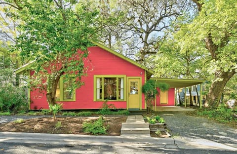 Welcome to the red house - a 1926 modernized bungalow close to everything!