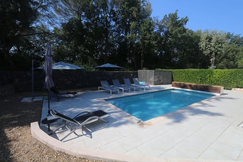 Family Villa, heated private pool, air con, wifi, Valbonne 10 min walk Villa in Valbonne