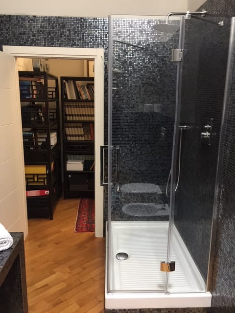 Family Suite | Bathroom shower