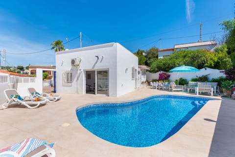 Pleasant fully renovated holiday villa, with private pool located in Benissa-Costa (Costa Blanca) for 8 people. This charming villa has three bedrooms and two bathrooms, all of them distributed on one floor for greater comfort.Inside the villa, you will find a comfortable living-dining room with air conditioning and access to an equipped kitchen, where you can prepare your meals with ease. In addition, there are three bedrooms, two with a double bed and another with two single beds, all of them equipped with air conditioning to guarantee a cool and pleasant stay. You will also find a second living room that can be converted into an additional bedroom thanks to its sofa bed. The villa has two bathrooms with a shower, one of them en suite.Outside the villa, you will find a pleasant plot where you will find a kidney-shaped swimming pool with Roman stairs and outdoor shower, ideal for relaxing and enjoying your holiday. In addition, there is a pleasant solarium where you can enjoy views of the mountains and the sea.The villa is located in a privileged urbanization, close to LA FUSTERA beach and a supermarket (0.5 km), as well as the center of Calpe and all services (4 km).Some additional observations about the villa include the availability of free wifi and that pets are not allowed.Do not hesitate to book this pleasant villa to enjoy an unforgettable holiday in Benissa-Costa.