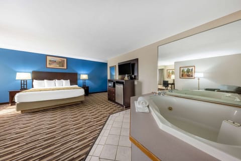 Deluxe Studio Suite, 1 King Bed, Non Smoking | In-room safe, iron/ironing board, free cribs/infant beds, free WiFi