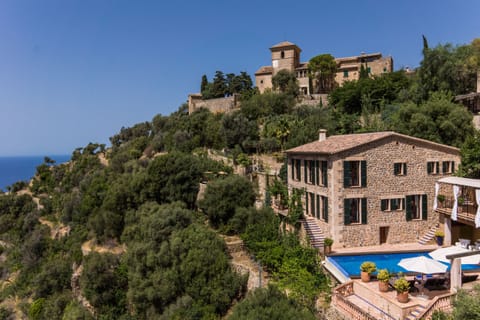 Beautiful villa in Deià, Mallorca, on the side of the mountain, with a pool and all the comforts, for vacation rental.