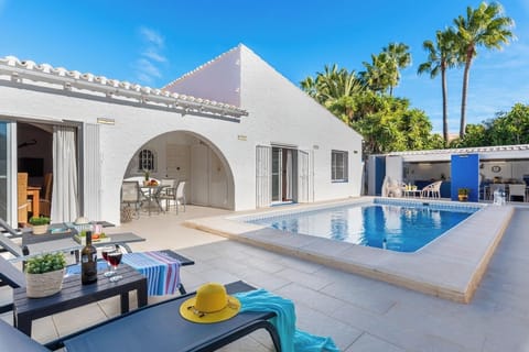 Cozy holiday villa with private pool located in Calpe (Costa Blanca) for six people with three bedrooms and two bathrooms distributed on one floor.INTERIOR: This beautiful fully air-conditioned villa has a fully equipped independent kitchen, tastefully furnished living room with TV sat / Tdt. It also has two bedrooms with a double bed, a bedroom with two single beds and two bathrooms (one with a bathtub and the other with a shower).EXTERIOR: A comfortable covered and furnished terrace stands out where you can enjoy a delicious barbecue next to the private pool with dimensions of 7x3.5 and outdoor shower.LOCATION: The villa is located in an area of ​​easy access and privileged by its proximity to the beaches and all services. It is located just 600 m from the nearest supermarket, 1 km from the beach and 3 km from the center of Calpe and its many restaurants.OBSERVATIONS: Free Wifi. Animals are not allowed.