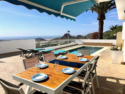 Front terrace with 180º ocean view.
