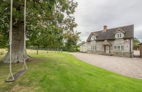 Bearwood Cottage is a half-timbered property in an idyllic rural holiday setting