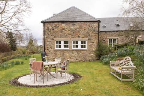 The Mill House - lawned garden to the front and side of the property with outdoor furniture