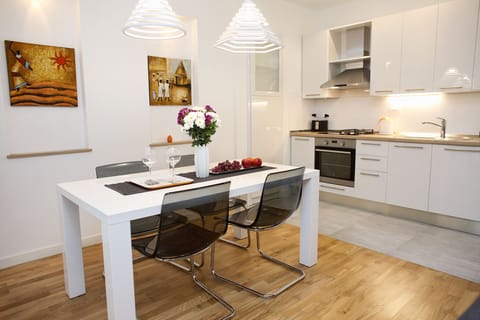 Apartment Le Monde - kitchen and dining area