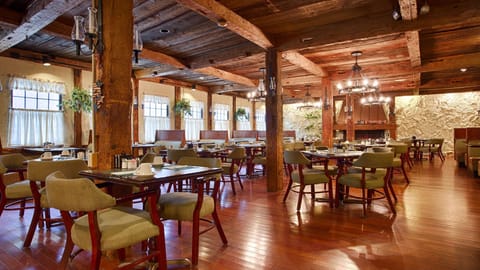 2 restaurants; lunch and dinner served