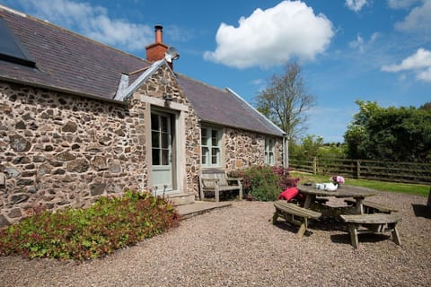 Barley Hill Cottage - pretty front aspect of the property with gravelled garden and round picnic bench