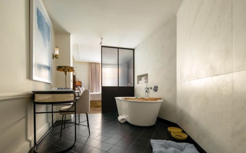 Suite (Homey) | Bathroom | Shower, rainfall showerhead, designer toiletries, hair dryer