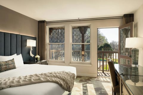 Room, 1 King Bed | Premium bedding, down comforters, pillowtop beds, in-room safe