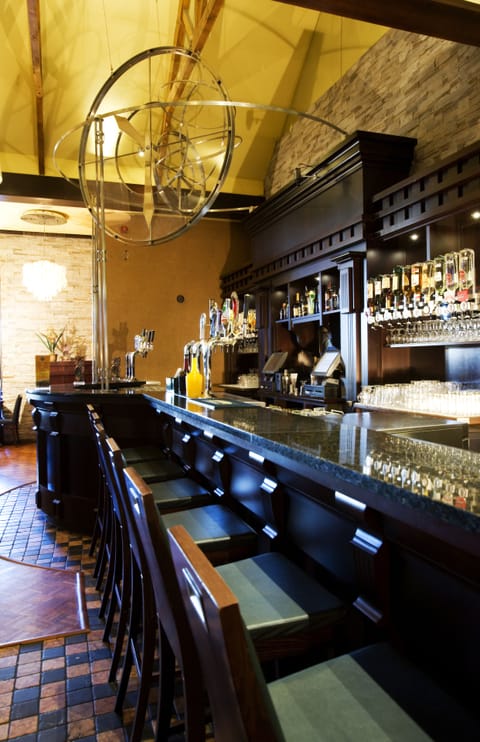 2 bars/lounges