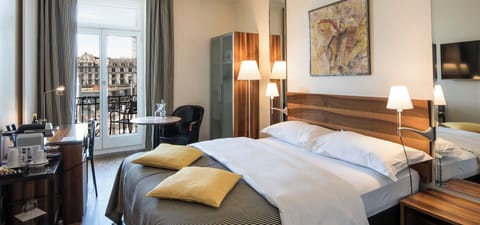 Hypo-allergenic bedding, down comforters, minibar, in-room safe