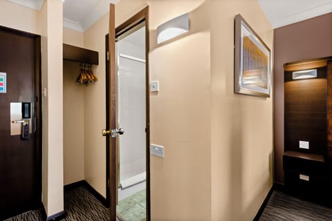 Standard Twin Room | Bathroom | Hair dryer, towels