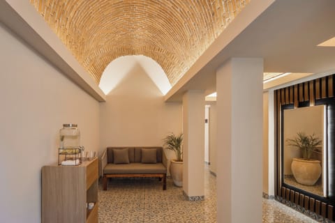 Couples treatment rooms, sauna, steam room, facials, massages