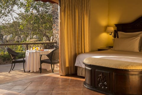 Premium bedding, down comforters, in-room safe, blackout drapes