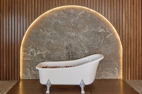 Couples treatment rooms, sauna, steam room, facials, massages