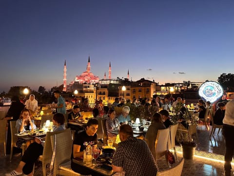 2 restaurants; breakfast, lunch, dinner, and brunch served