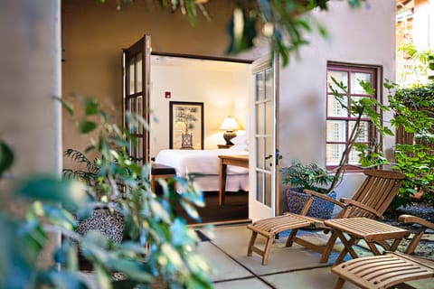 Superior Suite, 1 King Bed, Jetted Tub (VNSTE) | Hypo-allergenic bedding, down comforters, pillowtop beds, in-room safe